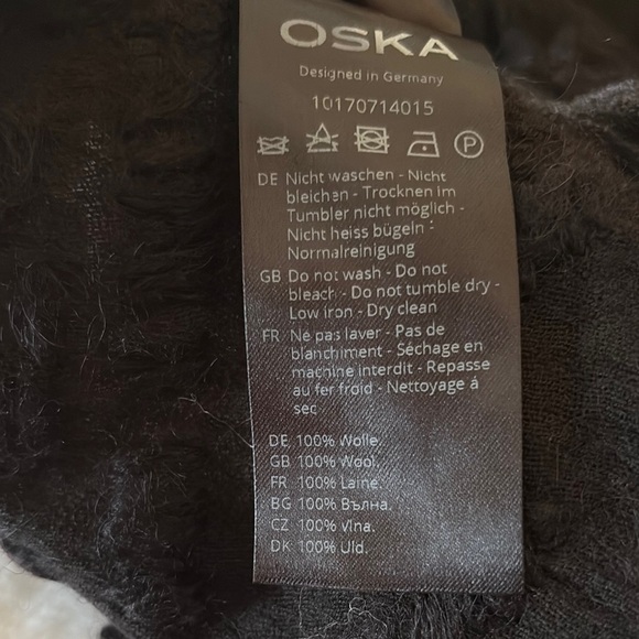 BNWOT 100% Wool Elegant Black Fringed Embroidered Scarf by OSKA - Picture 5 of 9